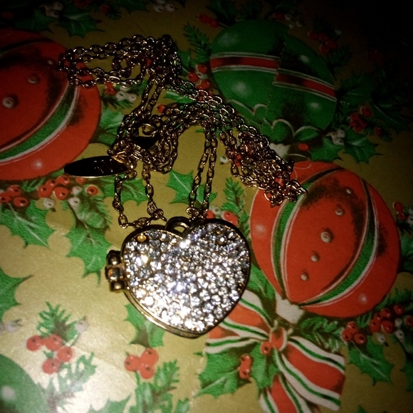 Beautiful NY Gold Tone Rhinestone Locket Necklace 32 Inch Chain Christmas Gifts - Picture 7 of 10